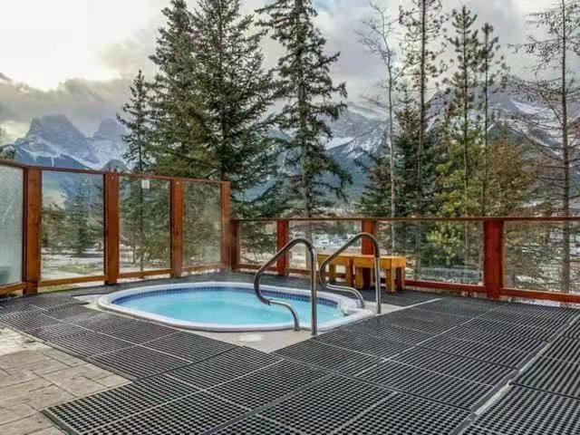 Sunny Tranquil Woods Turret In Falcon Crest Lodge キャンモア エクステリア 写真